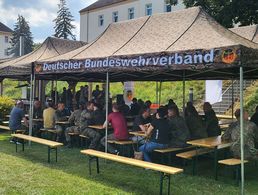 Den Schatten des Veranstaltungsgeländes sowie der neuen DBwV-Pavillons nutzten die Besucher des Standortgrillens gerne, um sich darin bei guten Essen und kühlen Getränken miteinander auszutauschen. Foto: Hans-Jürgen Hoffmann