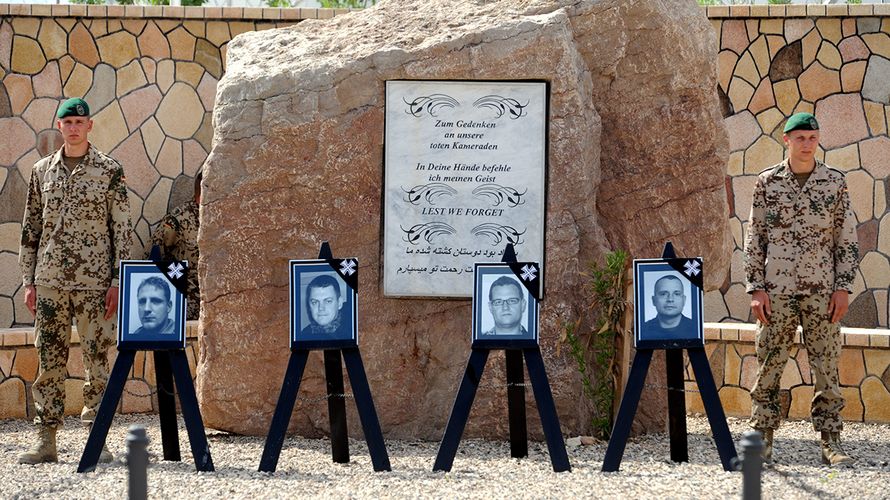 Trauerfeier für die gefallenen Soldaten im Feldlager Masar-i-Scharif. Foto: dpa