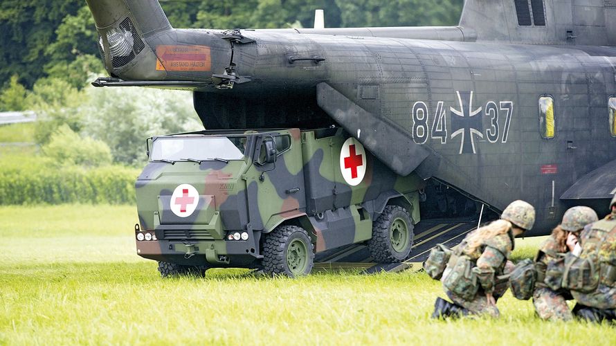 Ein Mungo des Sanitätsdienstes fährt aus einem Transporthubschrauber CH-53. Foto: Bundeswehr/Bundeswehr/Michael Mandt