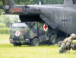 Ein Mungo des Sanitätsdienstes fährt aus einem Transporthubschrauber CH-53. Foto: Bundeswehr/Bundeswehr/Michael Mandt