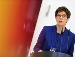 Annegret Kramp-Karrenbauer will bei der kommenden Bundestagswahl für den Einzug ins Parlament kandidieren. Archivfoto: Bundeswehr/Andrea Bienert