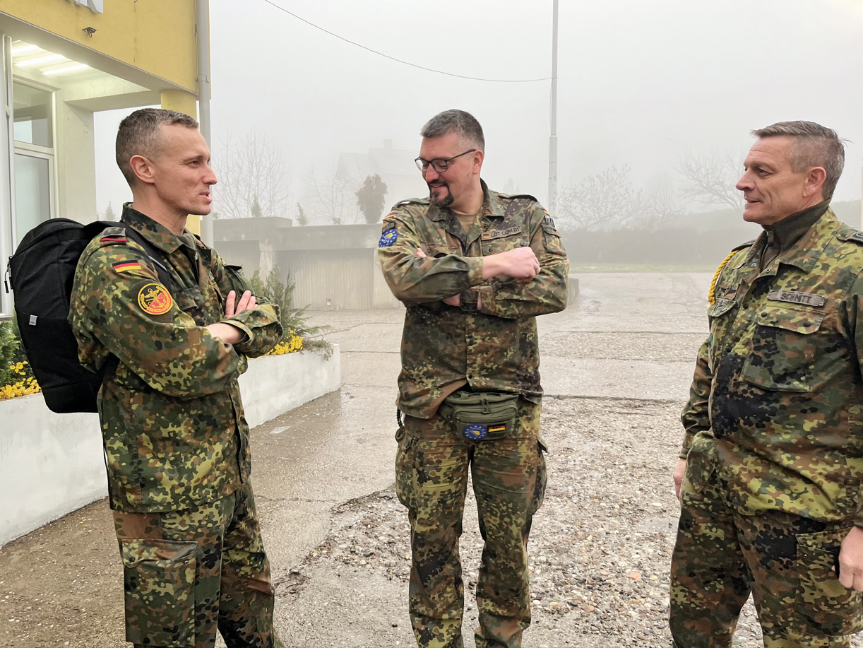 Oberstleutnant i.G. Marcel Bohnert mit Major Ronald Hartwig und Oberstabsfeldwebel Frank Schmitt vor dem Deutschen Hauptquartier in Sarajevo. Die Bundeswehr ist nach zehn Jahren Pause seit zwei Jahren wieder Teil der Mission EUFOR Althea. Foto: DBwV/Frank Jungbluth