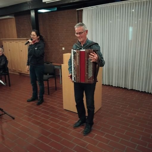 Siegrid Dammeier (rechts) und Veronica Scholz bei ihrem musikalischen Vortrag. Foto: DBwV