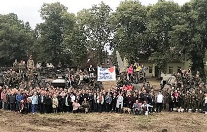Die Einwohner der Ortschaft Jessnitz-Werk bedanken sich bei den Soldaten der Bundeswehr für den Einsatz im Kampf gegen den Waldbrand. Foto: Bundeswehr/Thorsten Gäde