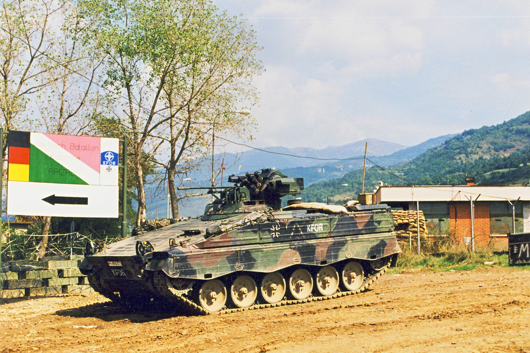 Ein Schützenpanzer Marder steht im August 1999 vor der deutschen KFOR-Kaserne in Prizren. Foto: DBwV/Yann Bombeke